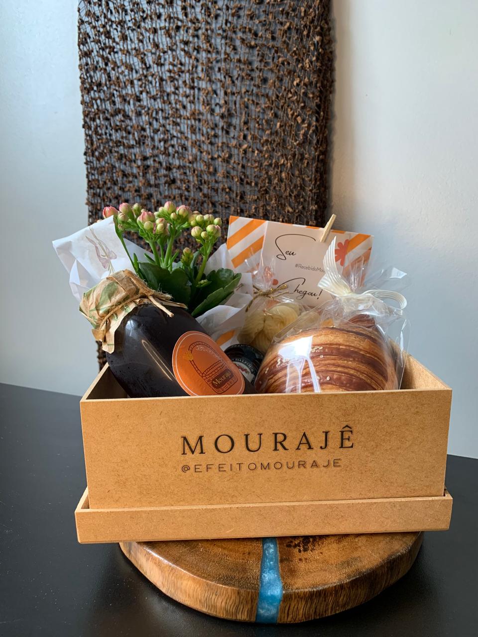 Detalhe da cesta romântica com chocolates