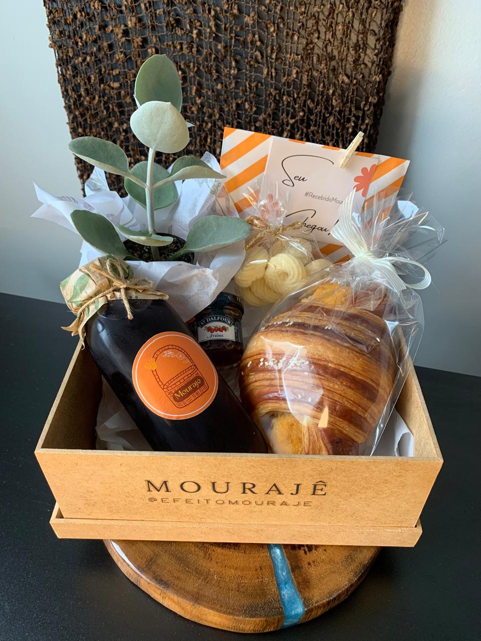 Cesta romântica com espumante e morangos