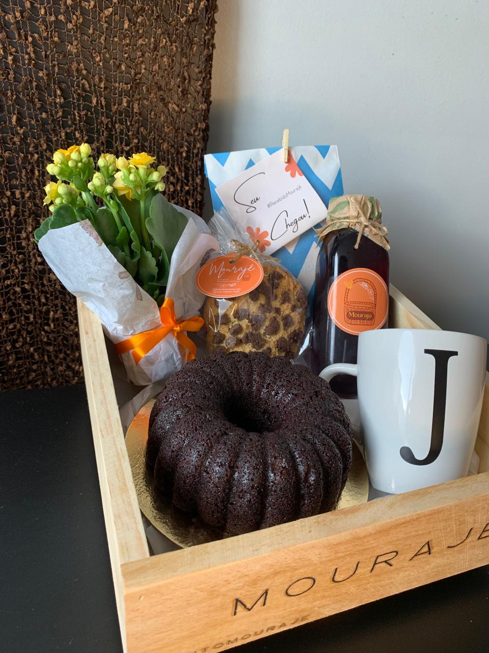 Detalhe da cesta gourmet com frios