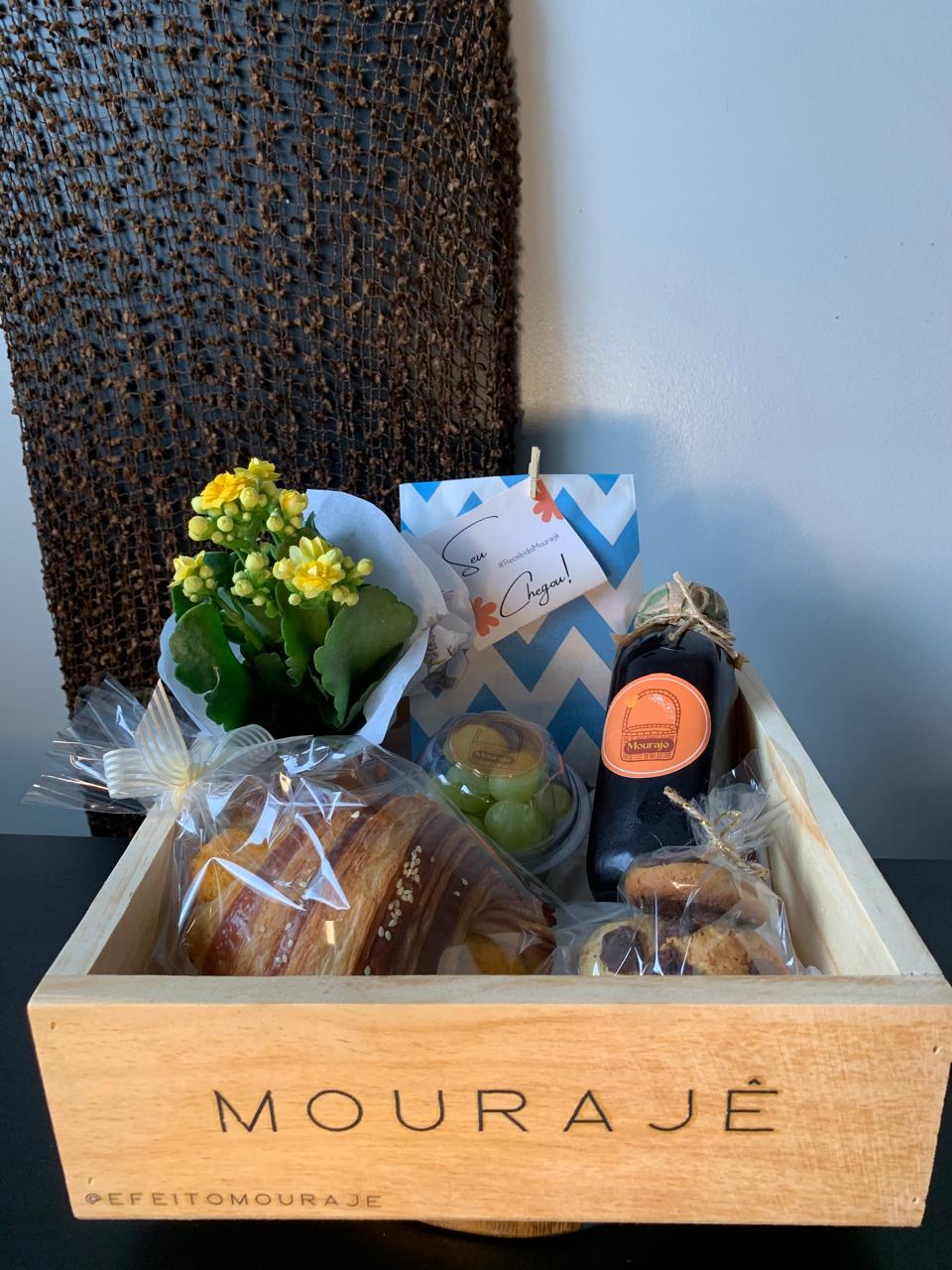 Detalhe da cesta saudável com granola