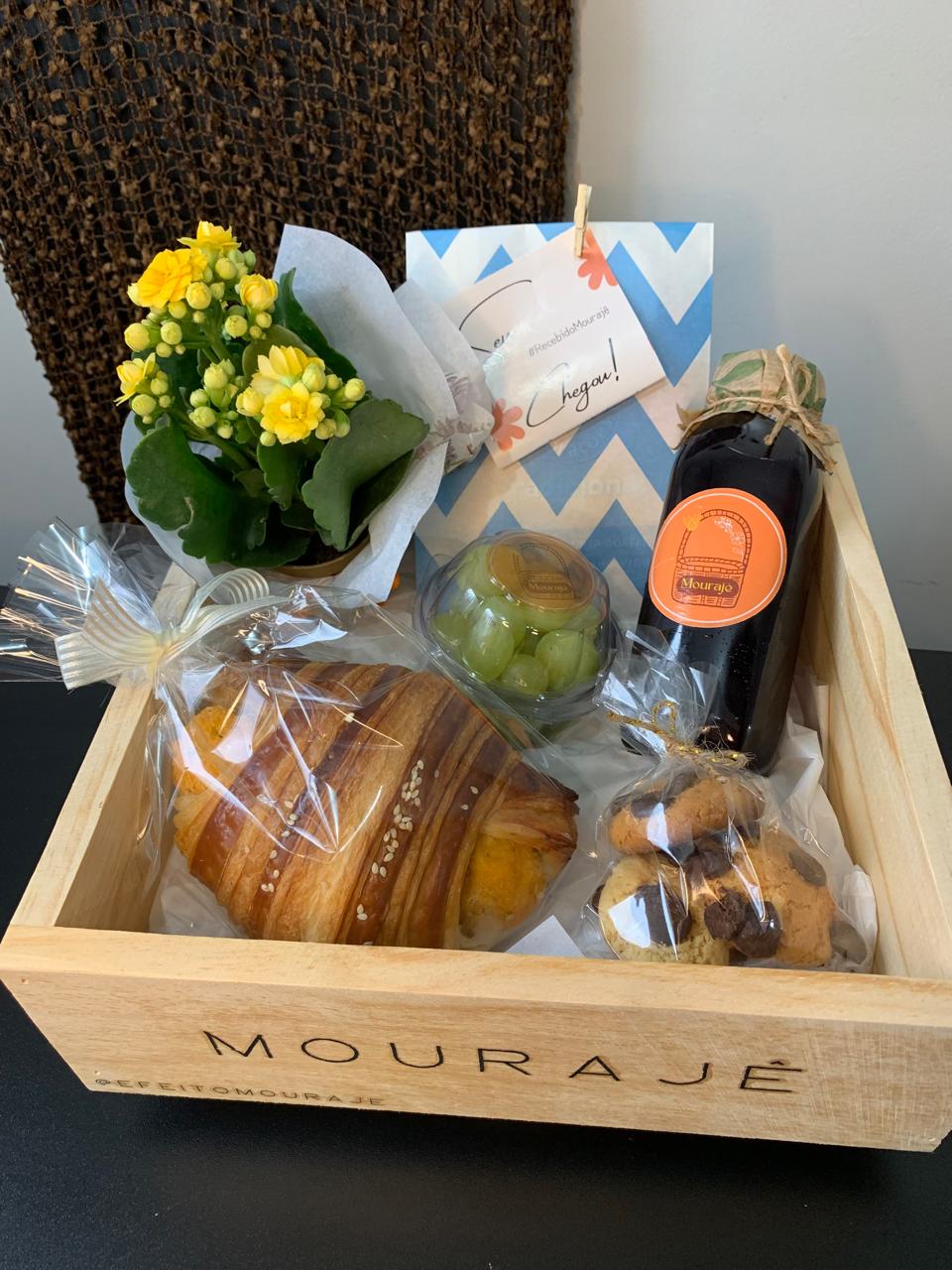 Cesta saudável com frutas and iogurtes