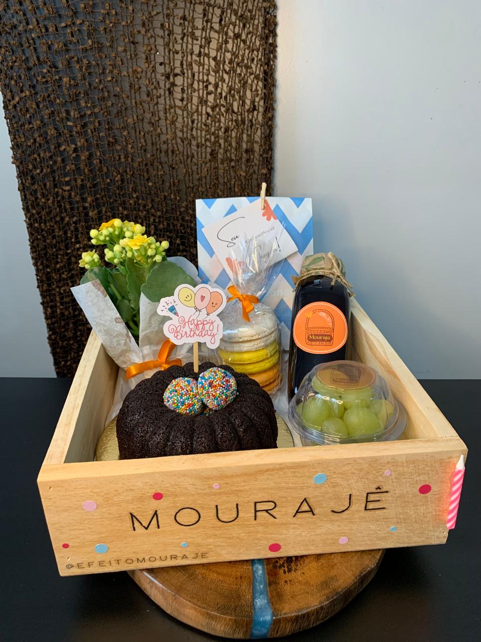 Detalhe da cesta para família com doces